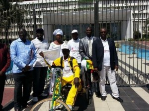 Sur son vélo, le jeune athlète avait attaché un drapeau du Sénégal et un drapeau blanc pour demander la paix en Casamance. khadimou_rassoul_badji1