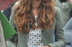 Kate Middleton magnifique pour sa première sortie depuis la naissance de George (VIDEO)