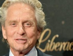 Michael Douglas, hallucinant en pianiste homo, roi du bling-bling