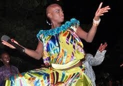 Anniversaire de Jolof Band : Ndèye Guèye chute, tombe et disparait de la salle.