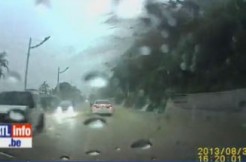 Taïwan: un glissement de terrain emporte un énorme rocher et fracasse une voiture