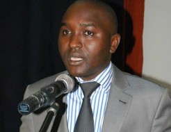 Vélingara : Le président du conseil national de la jeunesse offre des jeux de maillot, un ordinateur et du matériel sportif à l’Asc Teddungal.