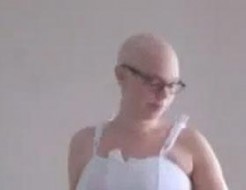 Survivante d&rsquo;un cancer du sein, Emily immortalise toutes les étapes de la maladie (vidéo)