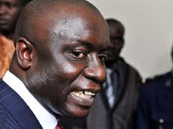 Idy se taille de nouveaux habits