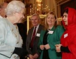 Malala, invitée à Buckingham, offre son livre à la reine Elizabeth II