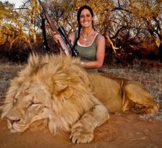 Une présentatrice télé pose avec un lion qu’elle a abattu (photos)