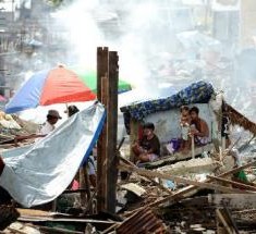 Philippines: un mois après Haiyan, reconstruire les maisons et les esprits