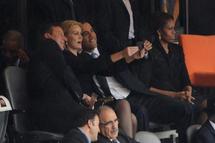 Hommage à Mandela: le “selfie” de Barack, David, et Helle fait beaucoup parler