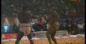 Modou Lo/Eumeu Sène: La chute du lutteur de Pikine engendre des affrontements violents entre supporters