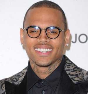 Chris Brown se la coule douce en réhab : il va y rester encore un peu !