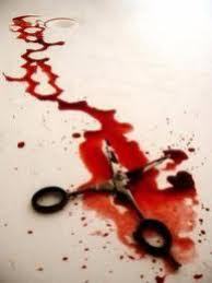 Pour l&rsquo;avoir taquiné sur son mariage, le tailleur lui découpe la gorge avec une paire de ciseau