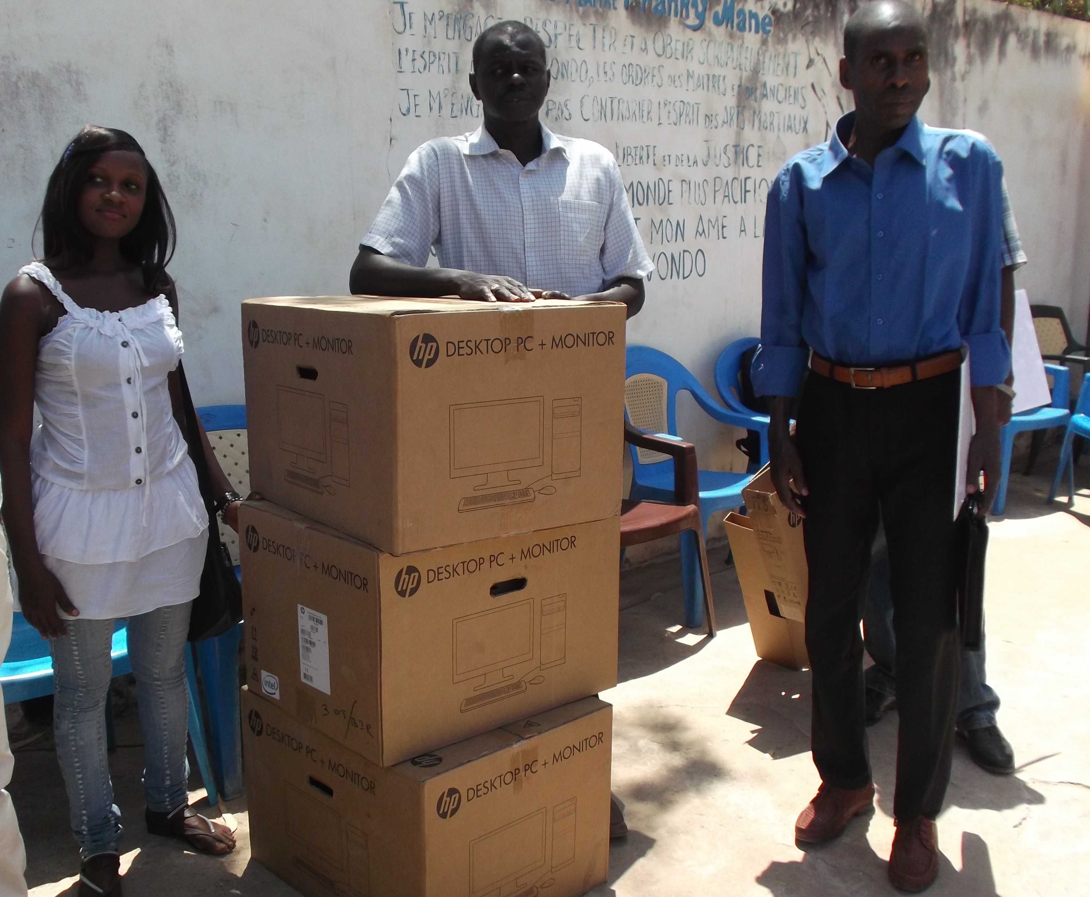 Abdoulaye Bibi Baldé fait un don de trois ordinateurs à la presse locale