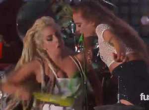 [Vidéo] festival SXSW : Lady Gaga se fait vomir volontairement dessus sur scène
