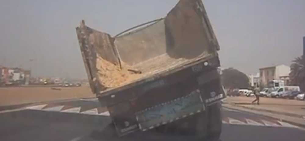 [Vidéo] Un camion monstre dangereusement en pente, sillonne les rues de Dakar : cédez le passage !!!