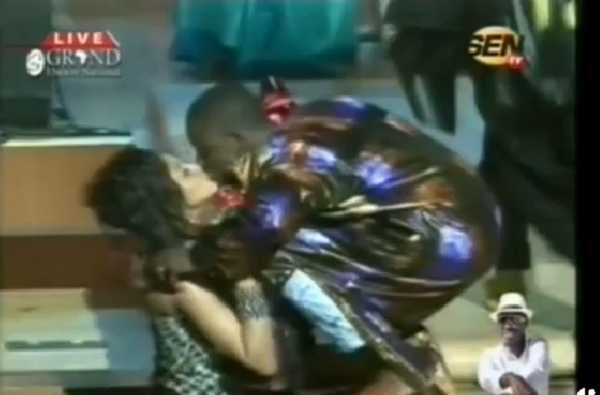 Grand Théâtre : Waly Seck fait un langoureux baiser à Sokhna Aidara