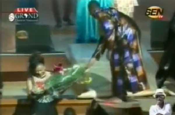 Waly Seck démontre son amour à Sokhna Aidara en l’offrant des roses