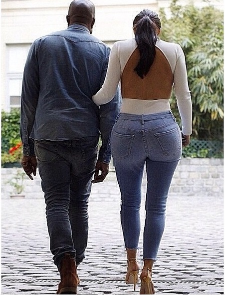 Kim Kardashian fait le buzz dans les rues de Paris