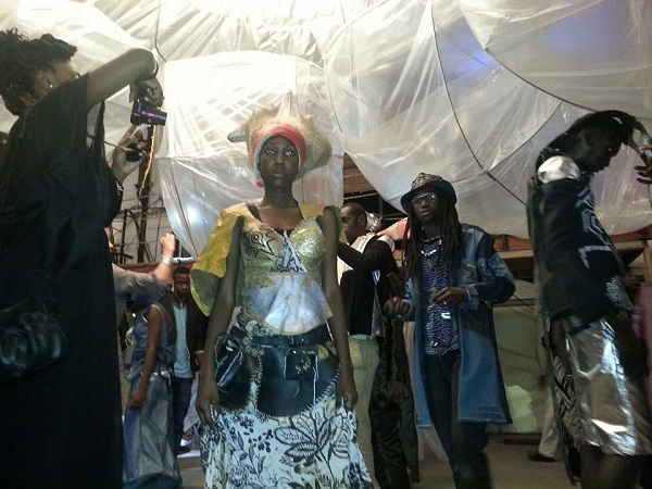 [Images] Collection Alien Cartoon : Selly Raby Kane dévoile la mode autrement à la gare de Dakar