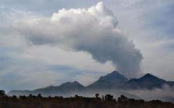 Nuage de cendres après l&rsquo;éruption d&rsquo;un volcan en Indonésie