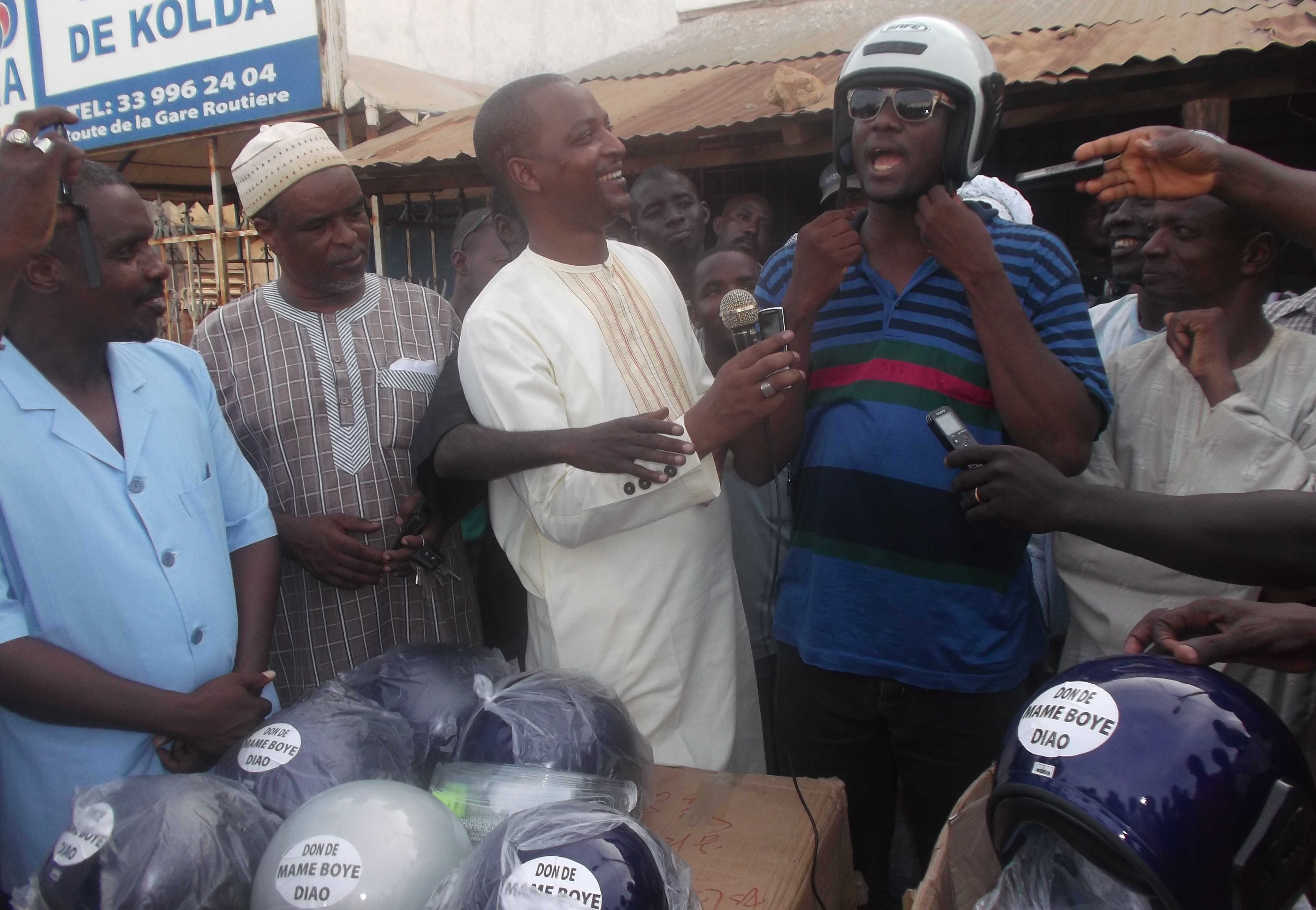 Mameboye Diao offre 100 casques aux conducteurs de mototaxis