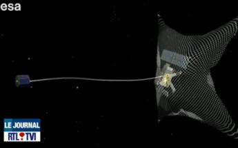 [Image] L&rsquo;Agence spatiale européenne envisage débarasser l&rsquo;espace des débris grâce à un filet de pêche géant