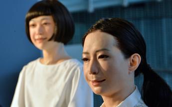 Photos de robots plus vrais que nature présentés à des journalistes médusés