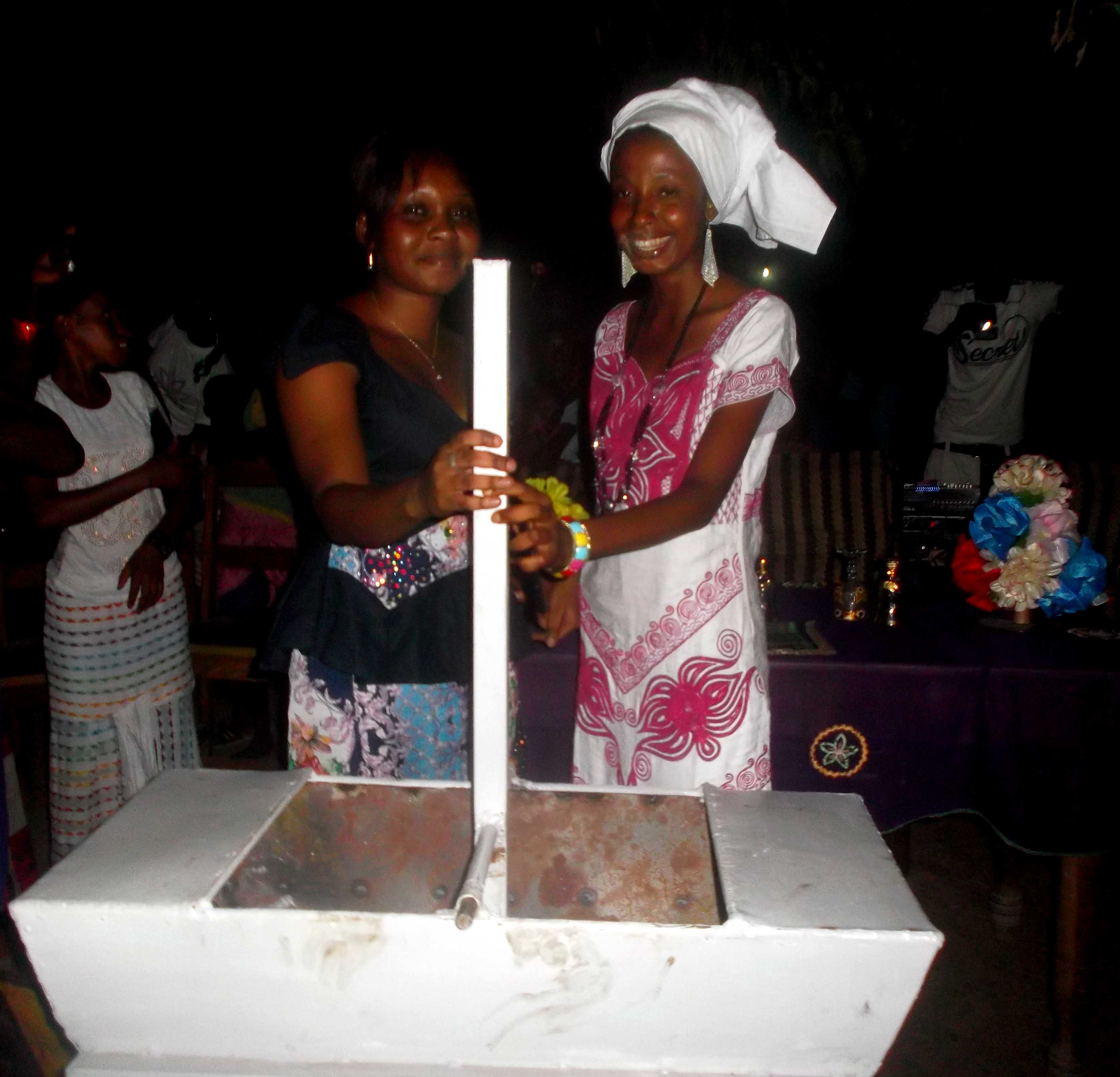 Coumba Cissé offre une machine à décortiquer de l’arachide à Sinthiang Idrissa