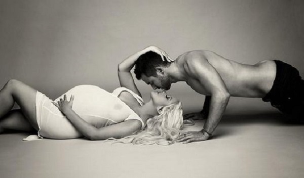 PHOTOS. enceinte, Christina Aguilera pose nue pour V magazine!