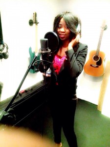 Photos : Adiouza poste ses prises de poses à Paris en studio!