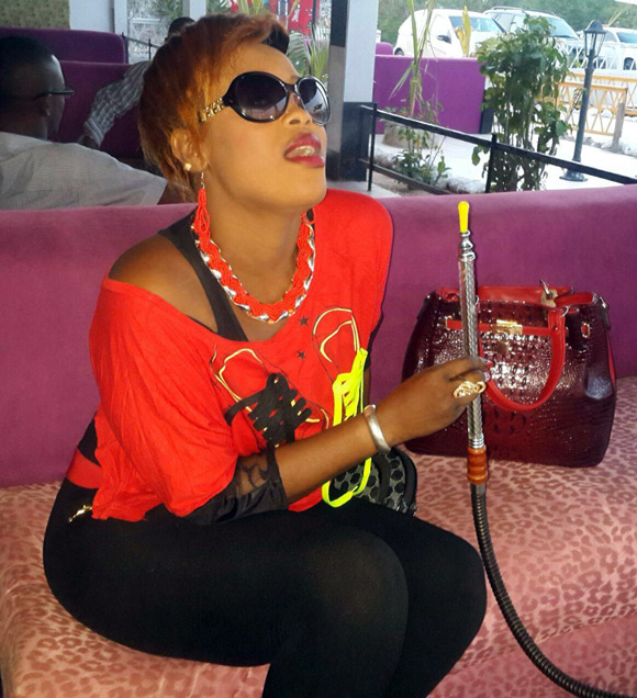 Guigui n’échappe pas à la tendance Chicha à Dakar cet été, regardez!