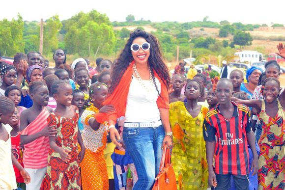 [Photo] Guigui aux cotés des enfants : « j’adore les enfants car ils représentent le futur d’un pays ! »
