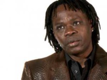 Baba Maal a craqué à cotés de Thione Seck et d’Oumar Pène, à l’enterrement de son fils