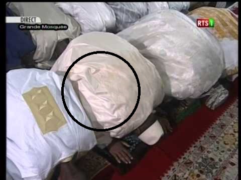 Selbé Ndom : “Un vieil homme invisible a accompagné Macky à la priére de la Tabaski »