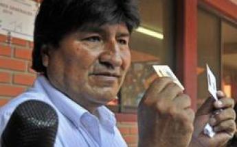 Bolivie: Evo Morales largement réélu pour un troisième mandat (sondages)