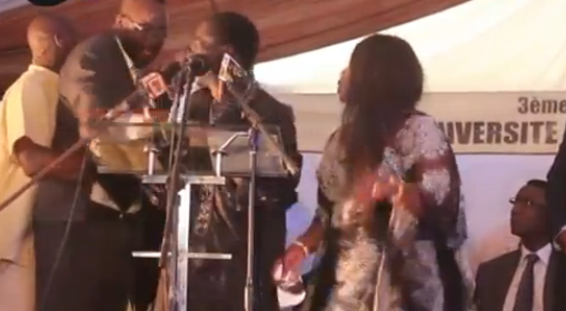 Moustapha Cissé Lô distributeur ambulant de billets de banque gratuits!