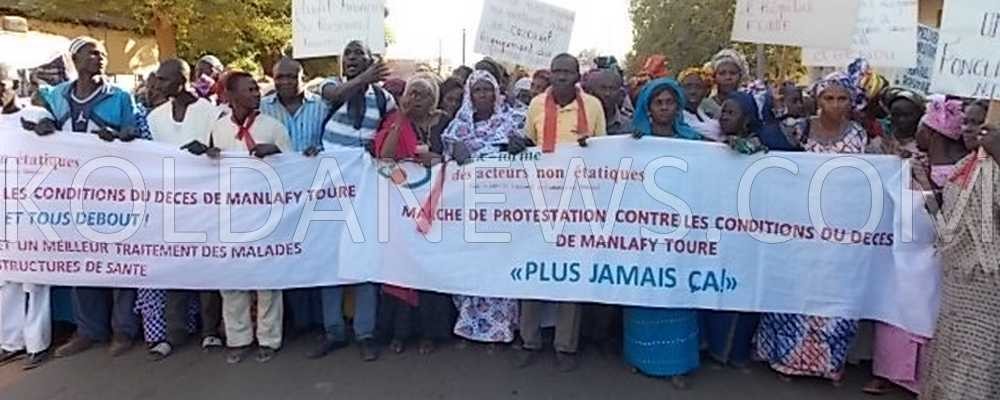 Vélingara : La société civile a battu le macadam pour réclamer la reconstitution des registres des actes de l’état civil de la commune