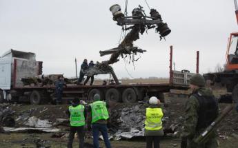Les débris du vol MH17 arrivent à une base néerlandaise pour une reconstitution