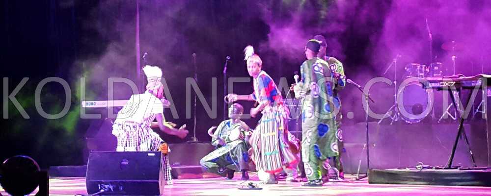 [Diaporama – Photos] La soirée du « Hiiro Fuladu » organisée par JENKU FULADU bat son plein au Grand Théâtre