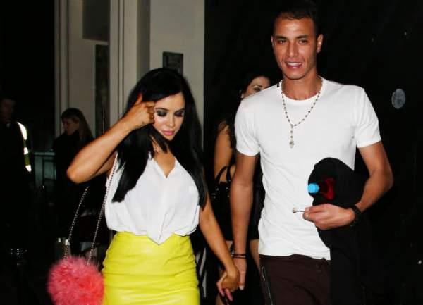 Marouane Chamakh au bras de deux jumelles du manoir Playboy