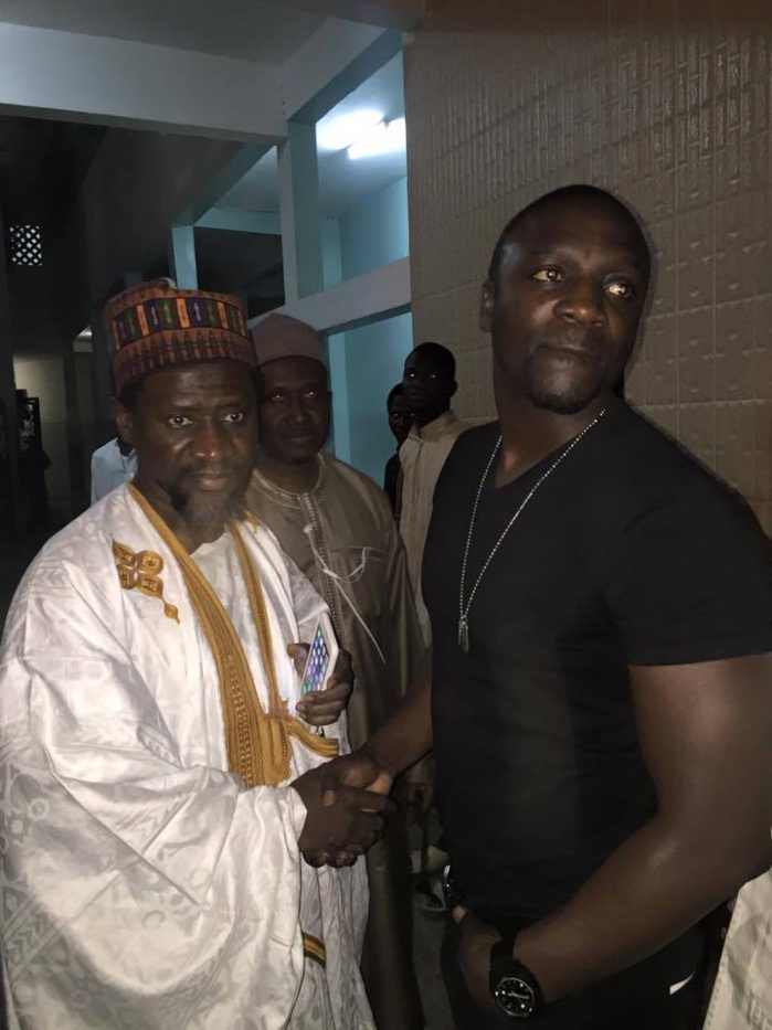 [PHOTO] Akon chez Cheikh Mahi Cissé à Médina Baye Niass