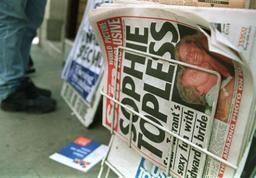 News UK: la fille aux seins nus revient en page 3 du Sun