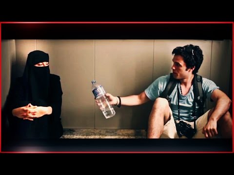 Coincés Dans Un Ascenseur, Une femme Musulmane Et Un Homme Partagent Un Moment Fort