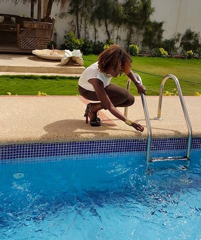 La ravissante Coumba Gawlo vie l’été au bord de sa piscine. Regardez!