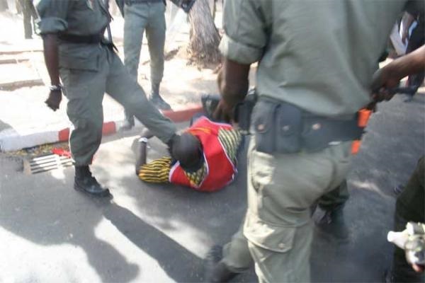 J. Gomis de la RTS violemment tabassé par un gendarme