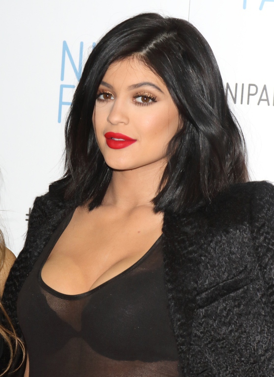 La poitrine de KYLIE JENNER efface celle de KIM Kardashian!