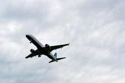 Etats-Unis : ivre, le passager d’un avion urine sur les autres voyageurs