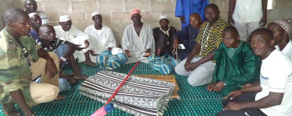 KOLDA : L’ASC Teddungal offre des nattes et des bouilloires à la mosquée de Saré Moussa