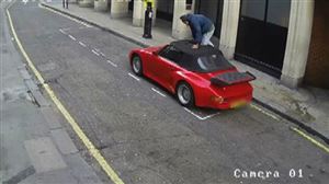 Londres: il tente de voler une Porsche décapotable en COUPANT le toit