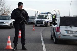 Attentats à Paris – Le passeport syrien retrouvé à Paris aurait appartenu à un migrant enregistré en Grèce