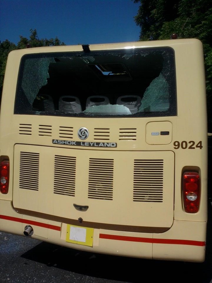 Gare de Pertersen: Les marchants ambulants déguerpis caillassent un bus de Dakar Dem Dikk (Images)